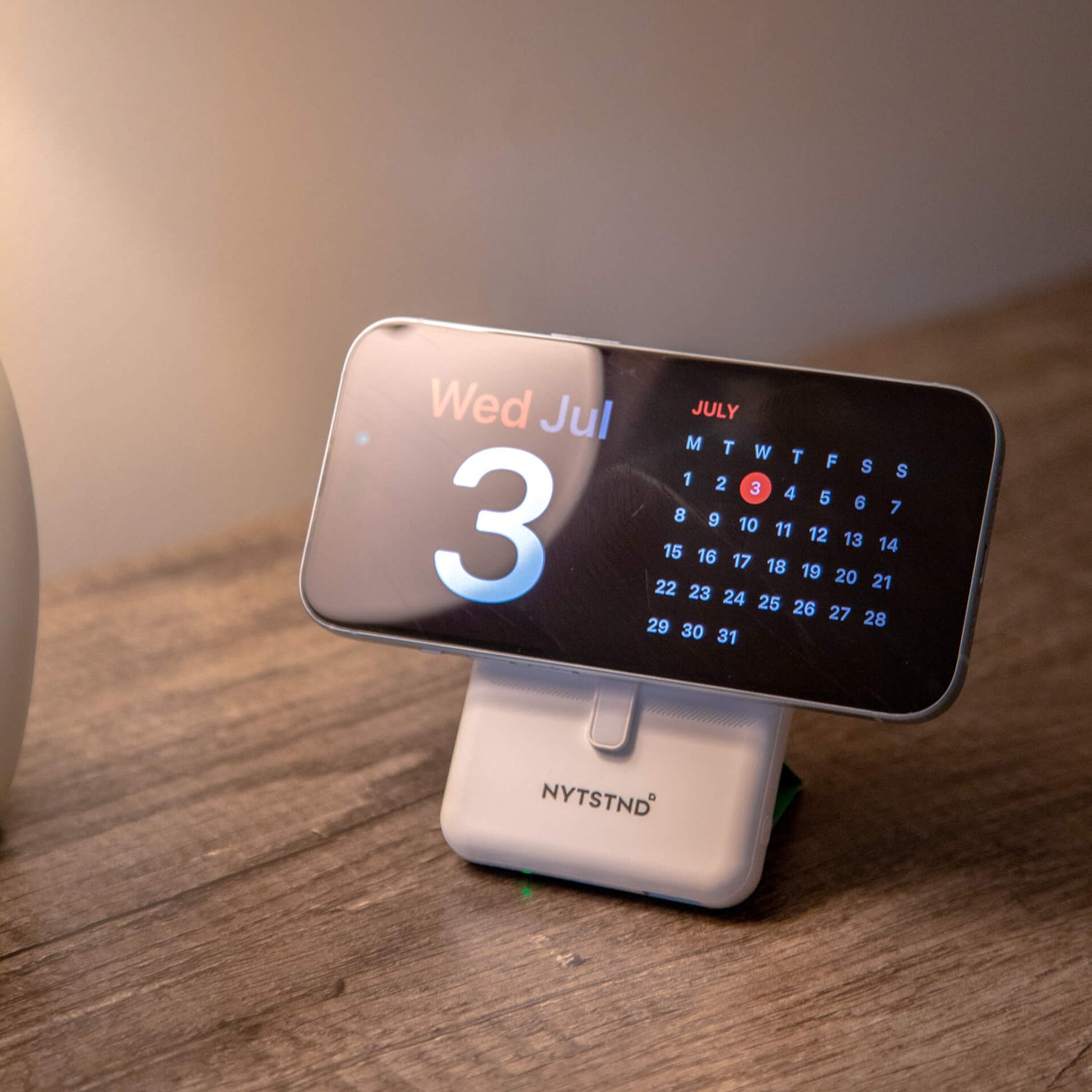 Magnetic wireless power bank charging a smartphone.