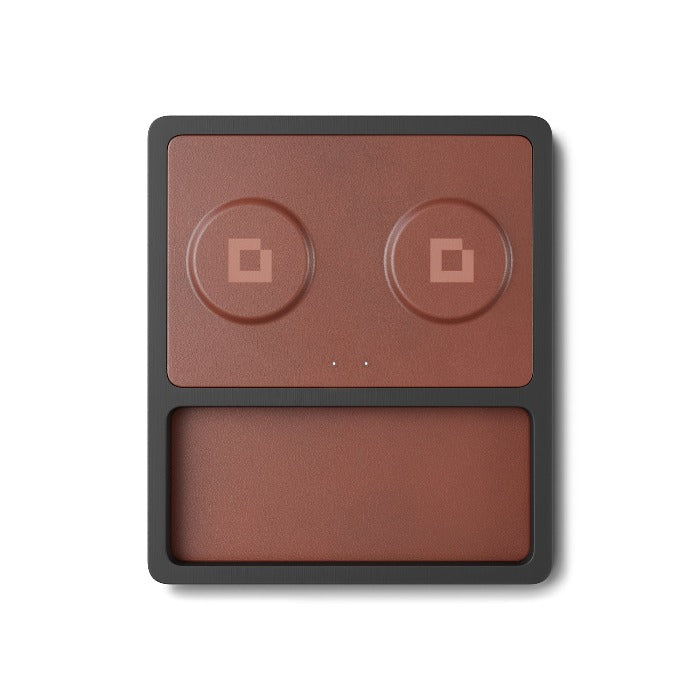 DUO TRAY Saddle - 2-in-1 MagSafe Midnight Black Wireless Charger with USB-C and A Ports Support angle view without devices 