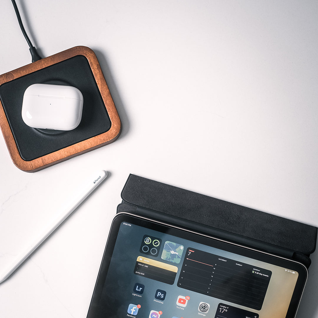 UNO Black - Single-Coil MagSafe Oak Wireless Charger , AirPods is charging