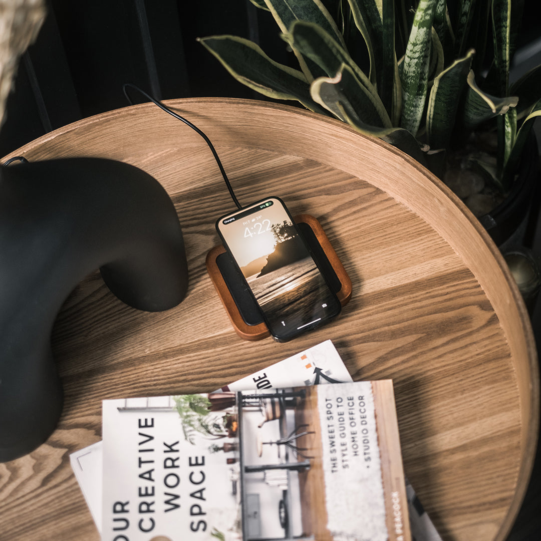 UNO Black - Single-Coil MagSafe Oak Wireless Charger with device