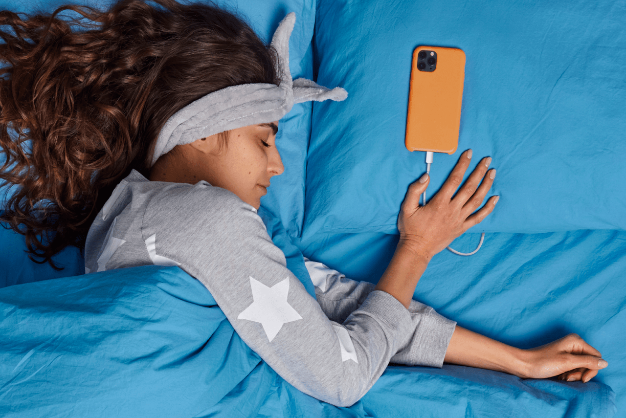  Apple Warns Against Charging iPhones in Bed Overnight- iphone